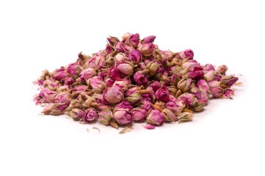 Beyaz arka planda izole edilmiş kuru çay gülleri.. 