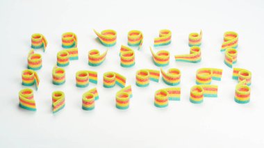 Renkli sakızlı şekerler. Üst Manzara. Jöleli çörekler. Jelibon. Beyaz bir arkaplanda izole edilmiş. 