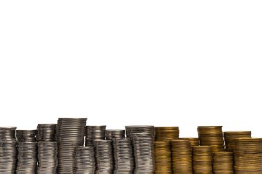 Beyaz arka planda izole edilmiş bozuk para yığını. Bankacılık ve para. 