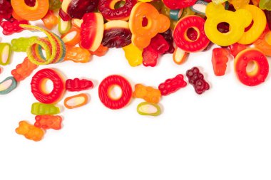 Renkli sakızlı şekerler. Üst Manzara. Jöleli çörekler. Jelibon. Beyaz bir arkaplanda izole edilmiş. 