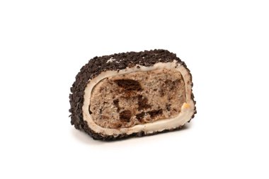 Çikolata ve fındıklı tatlı rulo, Türk tatlıları. Türk rahat beyaz zemin üzerinde izole. 