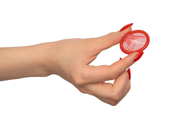 白い背景に赤い爪を持つ女性の手の赤いコンドーム — ストック写真