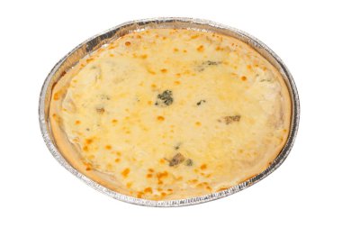 Beyaz arka planda dört peynirli pizza.. 