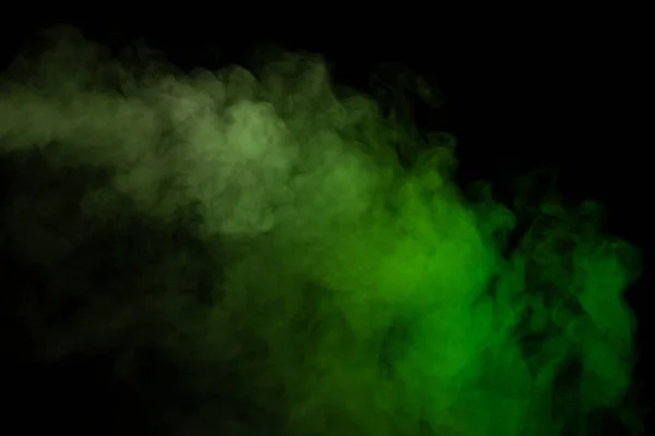 黒の背景に緑と白の蒸気 スペースのコピー — ストック写真