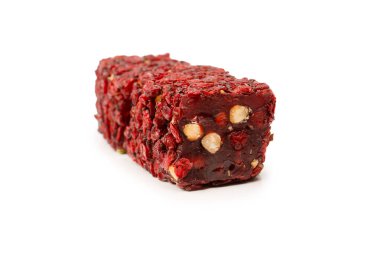 Nar ve fındıklı tatlı rulo, Türk tatlıları. Türk rahat beyaz zemin üzerinde izole.