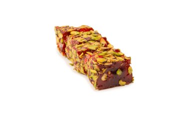 Nar ve şam fıstıklı tatlı rulo, Türk tatlıları. Türk rahat beyaz zemin üzerinde izole.