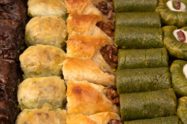 Türk şam fıstıklı baklavası beyaz arka planda izole edilmiş. Türkçe tatlı baklava çeşitleri. Ceviz baklavası.