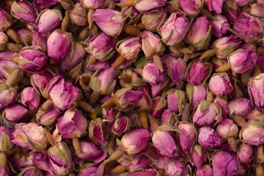 Beyaz arka planda izole edilmiş kuru çay gülleri.. 