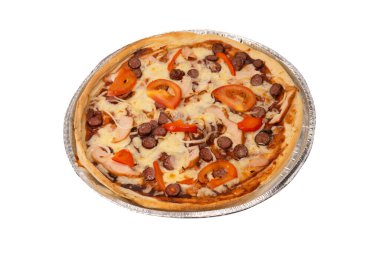 Salamlı, sosisli, peynirli, soğanlı ve soslu lezzetli pizza. Beyaz bir arkaplanda izole edilmiş.