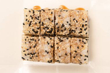 Krem peynirli suşi ve beyaz arka planda izole edilmiş ton balığı.. 