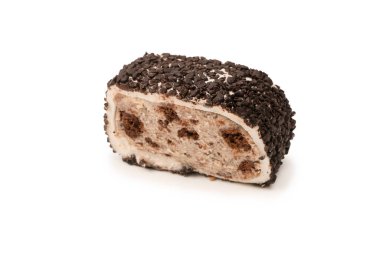 Çikolata ve fındıklı tatlı rulo, Türk tatlıları. Türk rahat beyaz zemin üzerinde izole. 