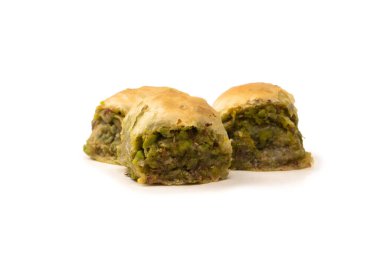 Türk fıstıklı baklavası beyaz zemin üzerinde izole edilmiş. 