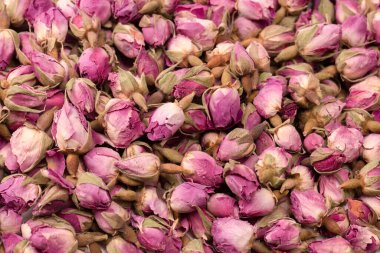 Beyaz arka planda izole edilmiş kuru çay gülleri.. 