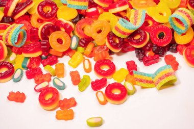 Renkli sakızlı şekerler. Üst Manzara. Jöleli çörekler. Jelibon. Beyaz bir arkaplanda izole edilmiş. 