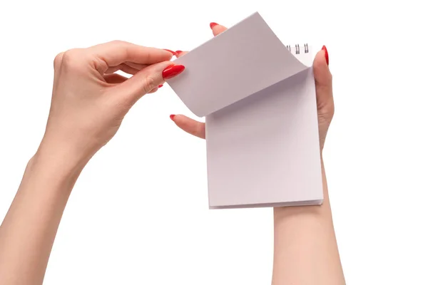 一个笔记本 上面有空白的白纸 手里拿着红钉子的女人 复制空间 — 图库照片