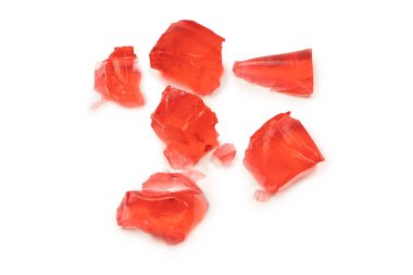 Beyaz arka planda izole edilmiş tatlı meyve jölesi. Jelatin küpleri.