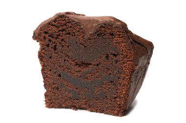 Beyaz arka planda izole edilmiş lezzetli çikolatalı pasta.. 