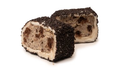 Çikolata ve fındıklı tatlı rulo, Türk tatlıları. Türk rahat beyaz zemin üzerinde izole. 