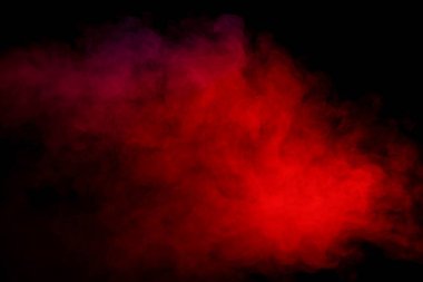 Siyah arka planda turuncu ve kırmızı buhar. Boşluğu kopyala.