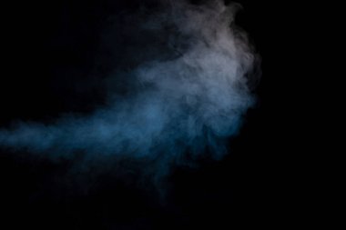 Siyah arka planda mavi ve sarı buhar. Boşluğu kopyala.