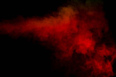 Siyah arka planda turuncu ve kırmızı buhar. Boşluğu kopyala.