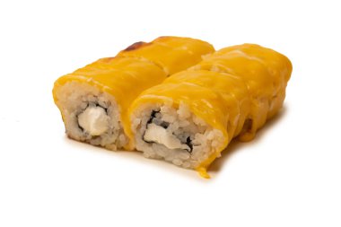 Beyaz arka planda izole edilmiş krem peynirli suşi.. 