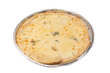 Beyaz arka planda dört peynirli pizza.. 