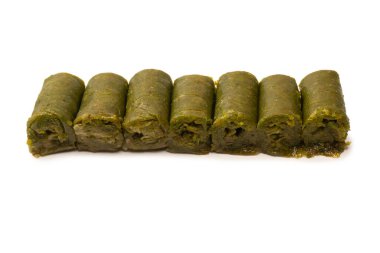 Türk fıstıklı baklavası beyaz zemin üzerinde izole edilmiş. 