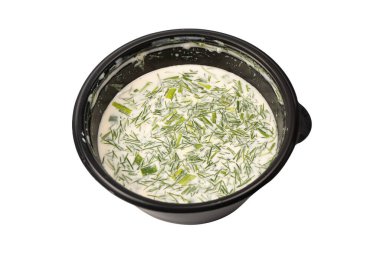 Geleneksel yaz çorbası okroshka beyaz arka planda izole edilmiş siyah plastik bir kutuda.. 