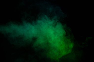 Siyah arka planda mavi ve yeşil buhar. Boşluğu kopyala.