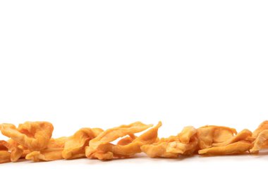 Beyaz arka planda izole edilmiş kurutulmuş kavun dilimleri. Kurutulmuş meyve. 