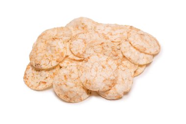 Beyaz arkaplanda pirinç cipsi izole edilmiş. 