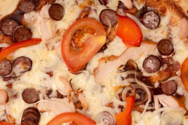 Salamlı, sosisli, peynirli, soğanlı ve soslu lezzetli pizza..