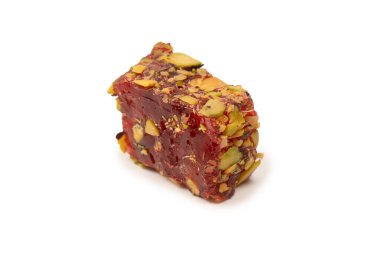 Nar ve şam fıstıklı tatlı rulo, Türk tatlıları. Türk rahat beyaz zemin üzerinde izole.