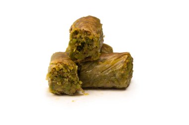 Türk fıstıklı baklavası beyaz zemin üzerinde izole edilmiş. 
