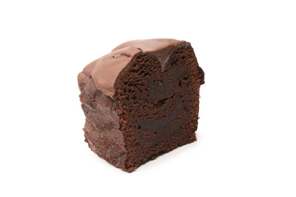 在白色背景上隔离的美味巧克力蛋糕 — 图库照片