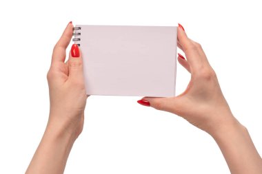 Kırmızı tırnaklı kadınların elinde boş beyaz kağıt olan bir defter. Boşluğu kopyala. 