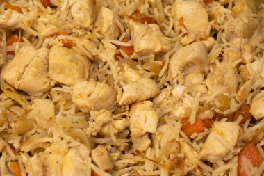 Arka planda tavuk olan lezzetli pilav.