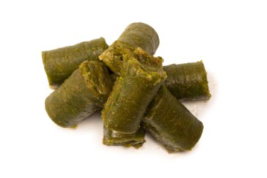Türk fıstıklı baklavası beyaz zemin üzerinde izole edilmiş. 