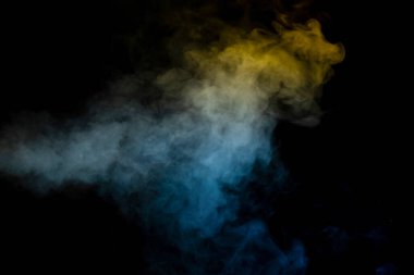 Siyah arka planda mavi ve sarı buhar. Boşluğu kopyala.