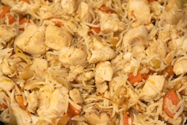 Arka planda tavuk olan lezzetli pilav.