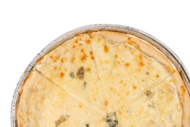 Beyaz arka planda dört peynirli pizza.. 