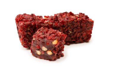 Nar ve fındıklı tatlı rulo, Türk tatlıları. Türk rahat beyaz zemin üzerinde izole.