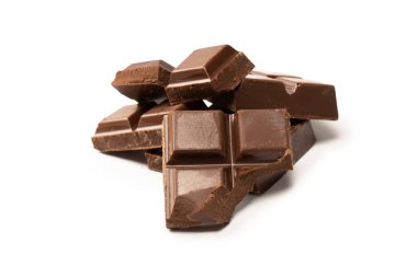 Beyaz bir arka plan üzerinde izole çikolata. 