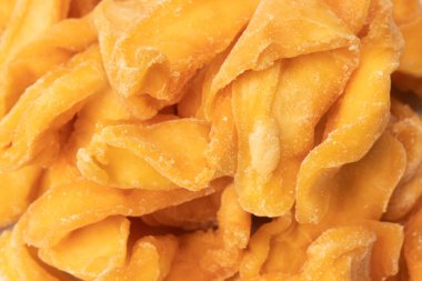 Beyaz arka planda izole edilmiş kurutulmuş kavun dilimleri. Kurutulmuş meyve. 