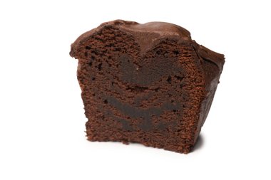 Beyaz arka planda izole edilmiş lezzetli çikolatalı pasta.. 