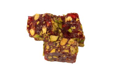 Nar ve şam fıstıklı tatlı rulo, Türk tatlıları. Türk rahat beyaz zemin üzerinde izole.