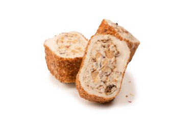 Fındıklı tatlı rulo, Türk tatlıları. Türk rahat beyaz zemin üzerinde izole. 