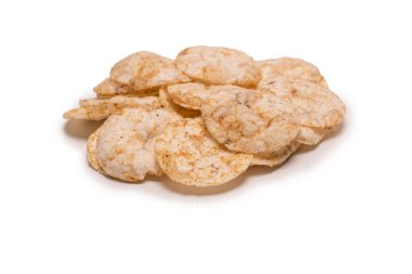 Beyaz arkaplanda pirinç cipsi izole edilmiş. 