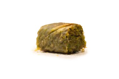 Türk fıstıklı baklavası beyaz zemin üzerinde izole edilmiş. 